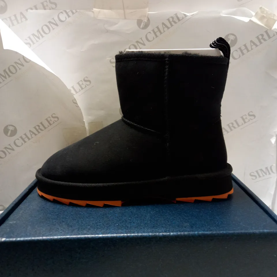 EMU AUSTRAILIA BLACK CROC SHARKY MINI BOOTS - SIZE 6