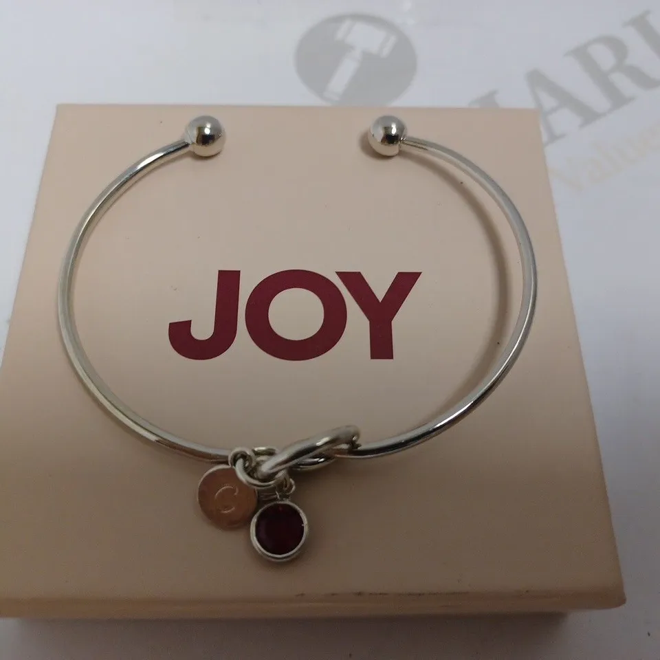 BOXED LOOP SILVER EFFECT BRACELET WITH RED STONE AND `C` CHARM