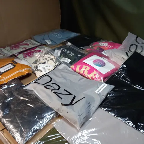 LOT OF APPROX 25 ASSORTED CLOTHING ITEMS VARYING IN SIZE/COLOUR/STYLE TO INCLUDE: TROUSERS, TOPS, DRESSES