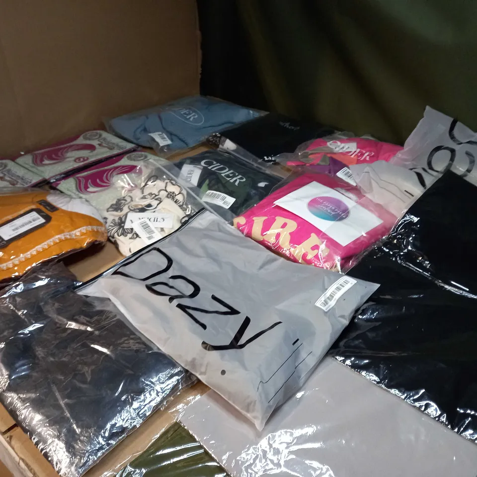 LOT OF APPROX 25 ASSORTED CLOTHING ITEMS VARYING IN SIZE/COLOUR/STYLE TO INCLUDE: TROUSERS, TOPS, DRESSES