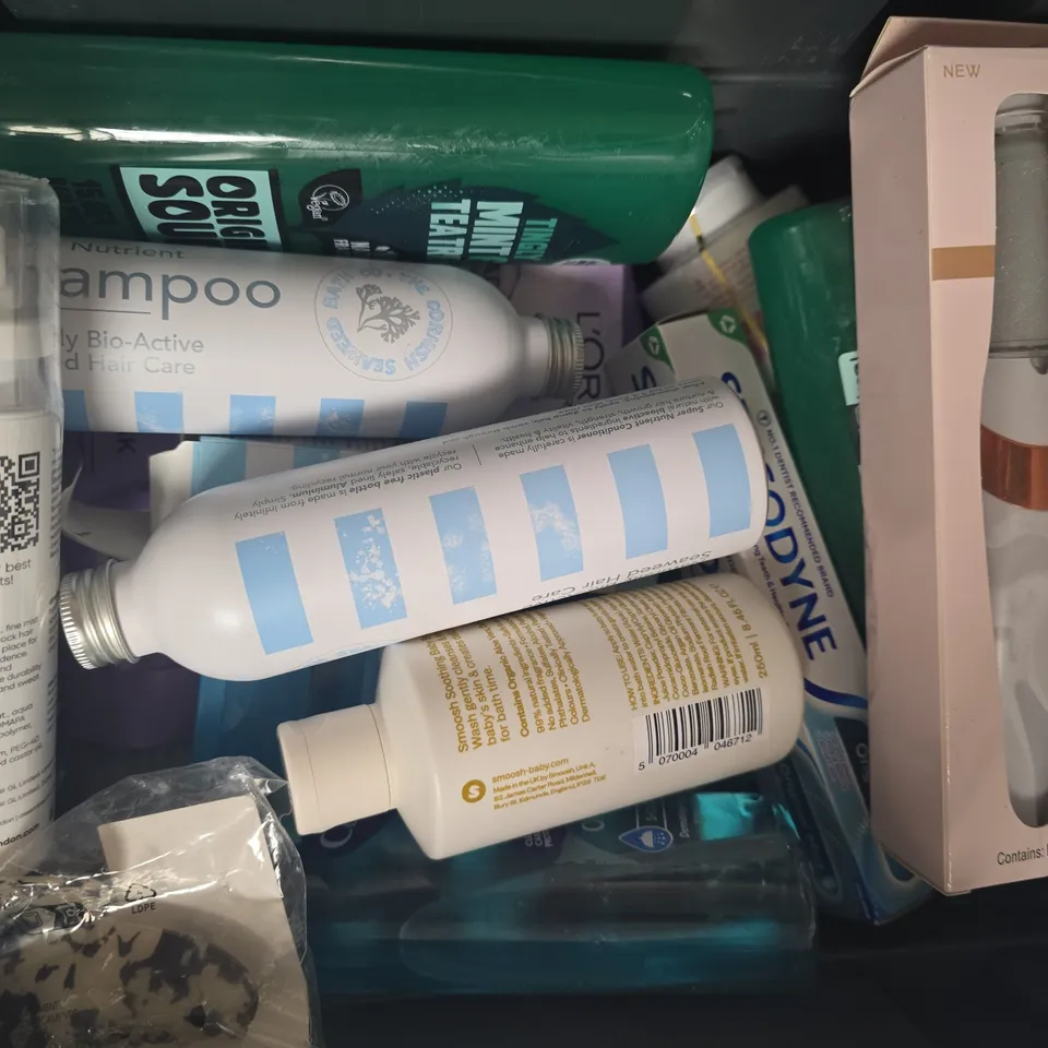 APPROXIMATELY 15 ASSORTED COSMETIC ITEMS INCLUDING VARIOUS MAKES AND BRANDS - COLLECTION ONLY