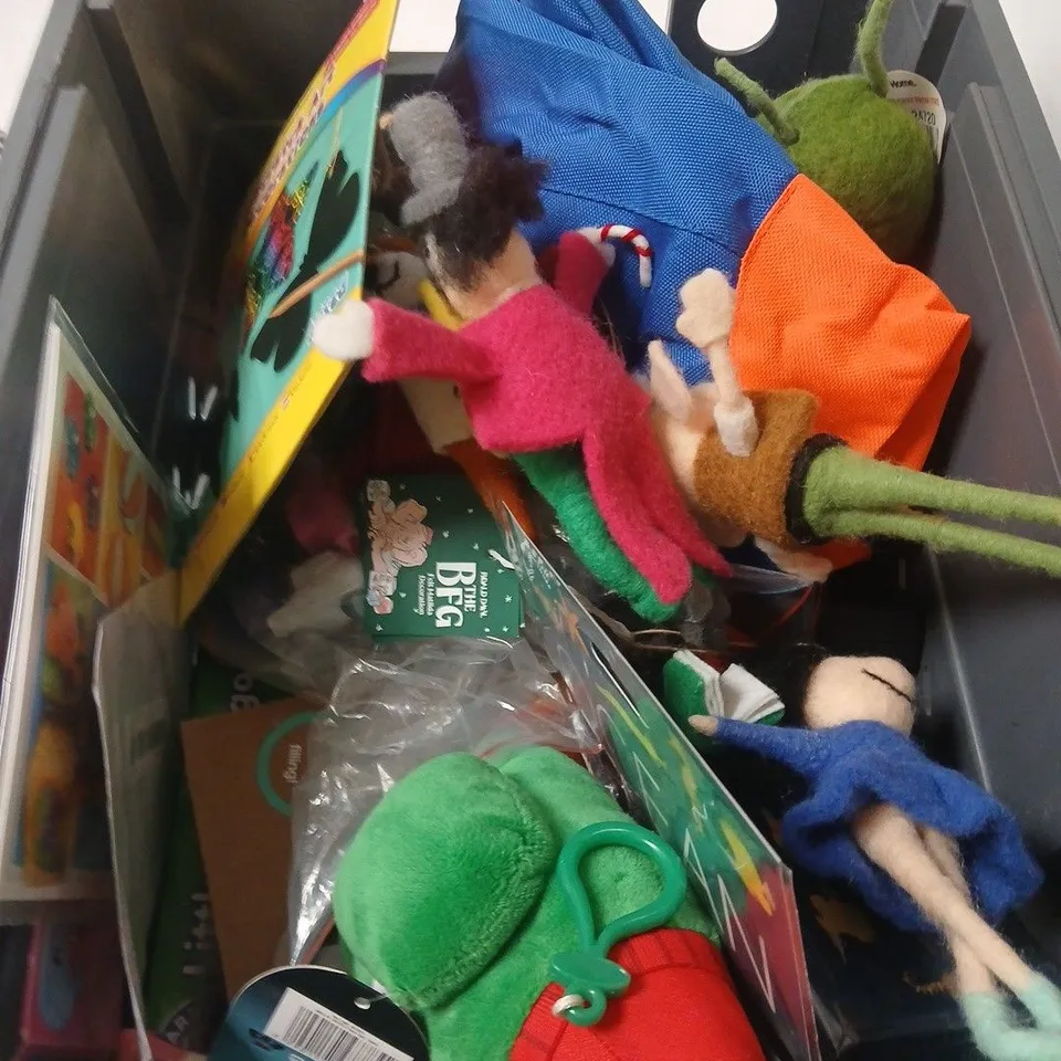 APPROXIMATELY 10 ASSORTED TOYS AND GAMES TO INCLUDE PLUSH TOYS, MINI STAMPS, SPARKLE ART ETC 