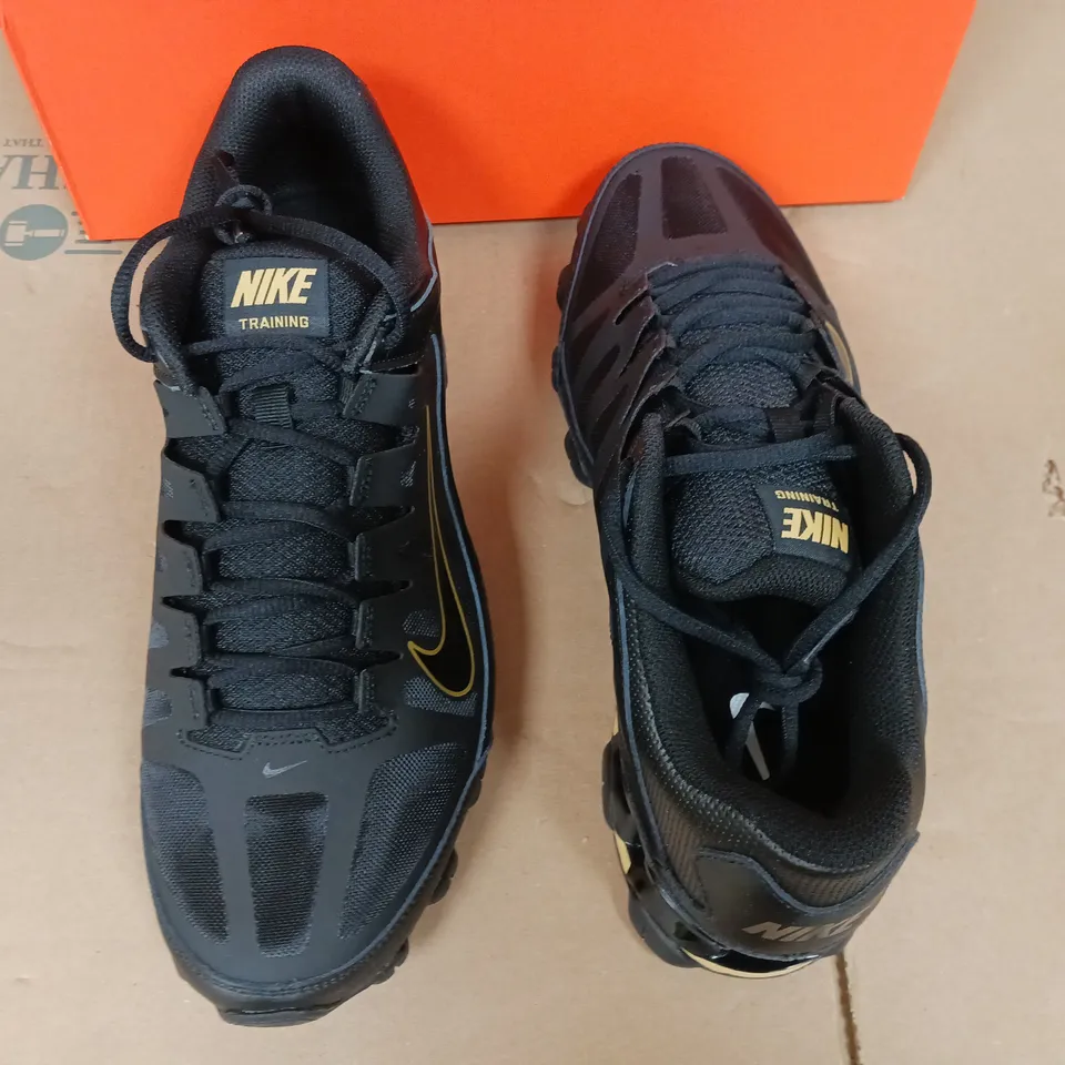 BOXED PAIR OF NIKE REAX 8 TR MESH TRAINERS IN BLACK/GOLD - UK 11