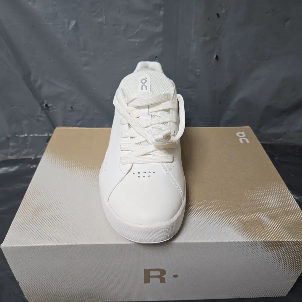 BOXED PAIR OF ON THE ROGER ADVANTAGE WOMENS TRAINERS IN WHITE - UK 6.5