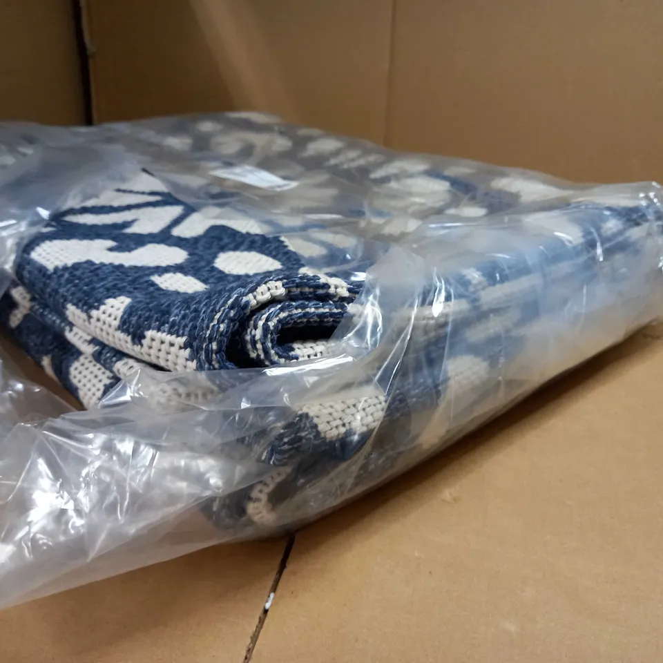 PACKAGED BLUE/WHITE HARD WEARING RUG