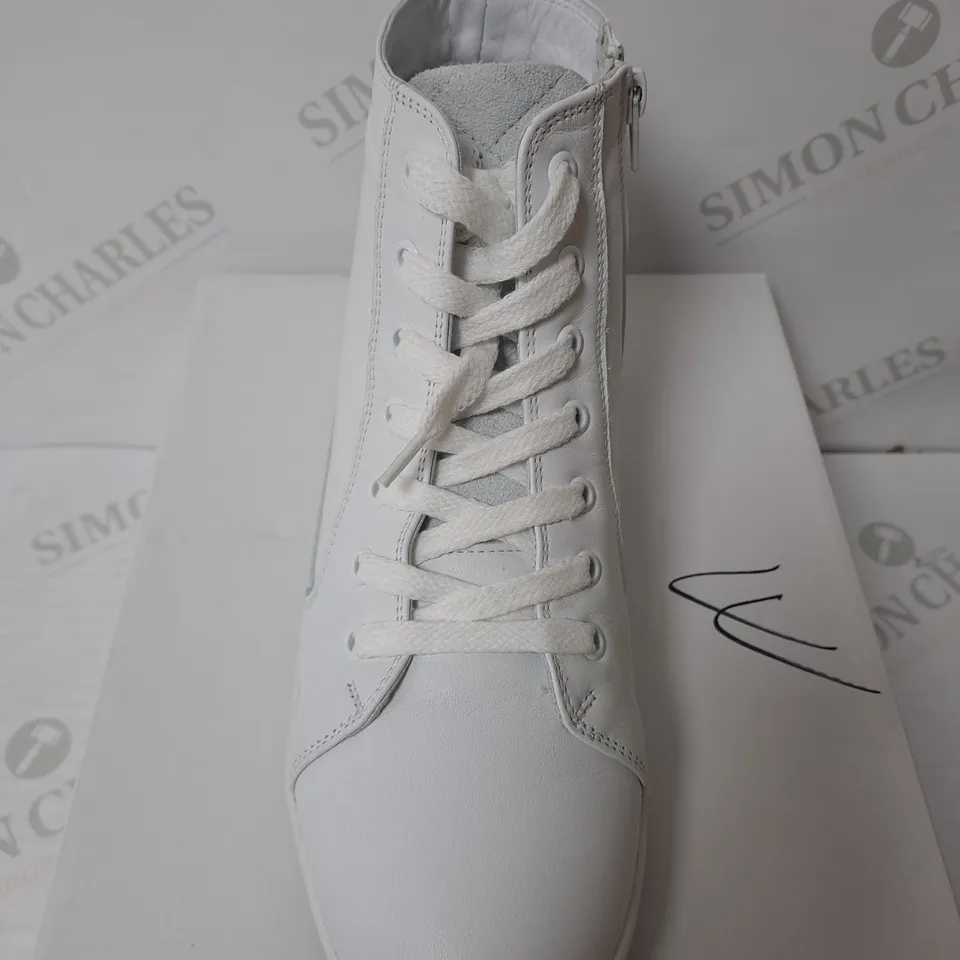 BOXED LEATHER WHITE BOOTS SIZE 6