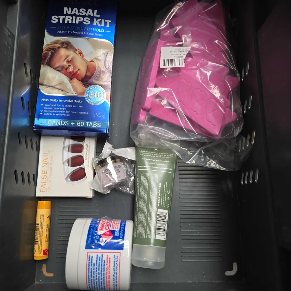 APPROXIMATELY 20 ASSORTED HEALTH & BEAUTY PRODUCTS TO INCLUDE - CERAVE FACIAL MOISTURISING LOTION - ELF HALOGLOW CONTOUR WAND - OLAY REGENRIST DAY CREAM - ETC