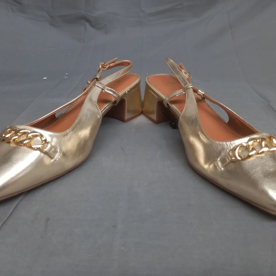 PAIR OF RIVER ISLAND HEELED PUMPS WITH GOLD CHAIN EMBELLISHMENT IN GOLD METALLIC SIZE UK 7