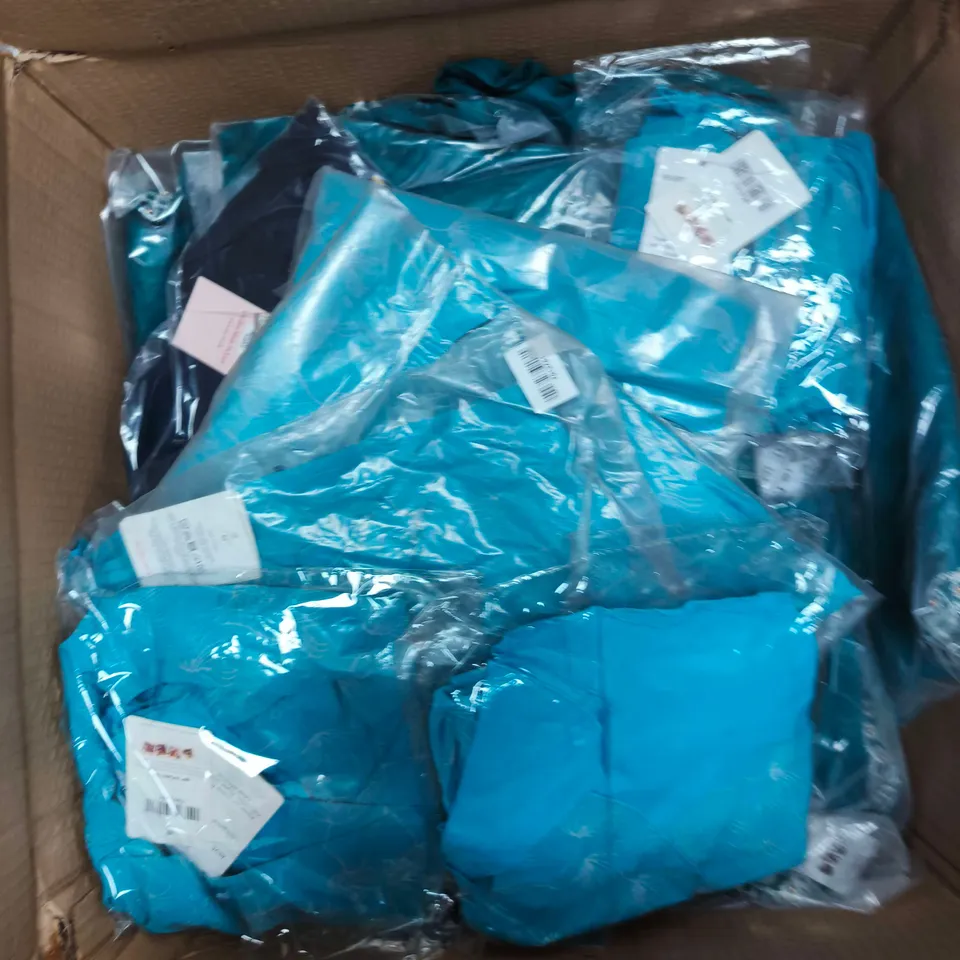 APPROXIMATELY 30 ASSORTED WOMENS CLOTHING ITEMS IN VARIOUS SIZES & STYLES