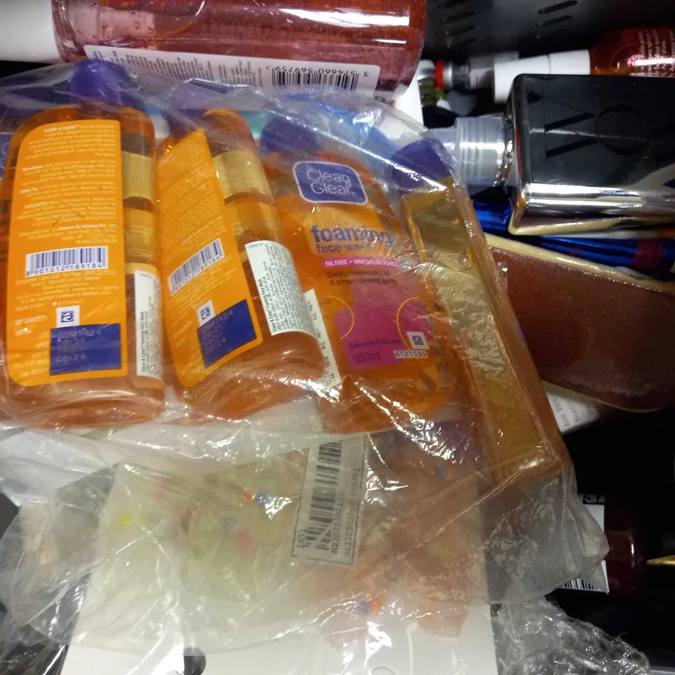 LOT OF APPROXIMATELY 20 ASSORTED HEALTH & BEAUTY ITEMS, TO INCLUDE REDKEN, UMBERTO GIANNI, TRESEMME, ETC