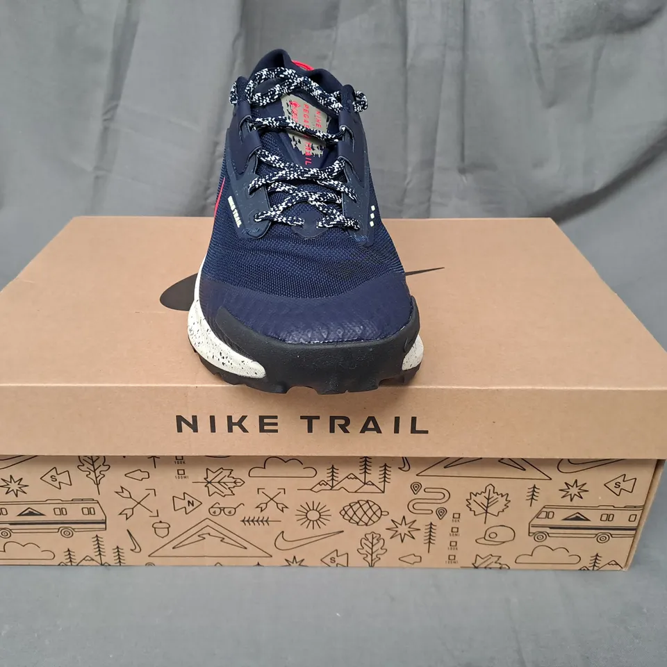 BOXED PAIR OF NIKE PEGASUS TRAIL 3 GTX SHOES IN NAVY/RED UK SIZE 11