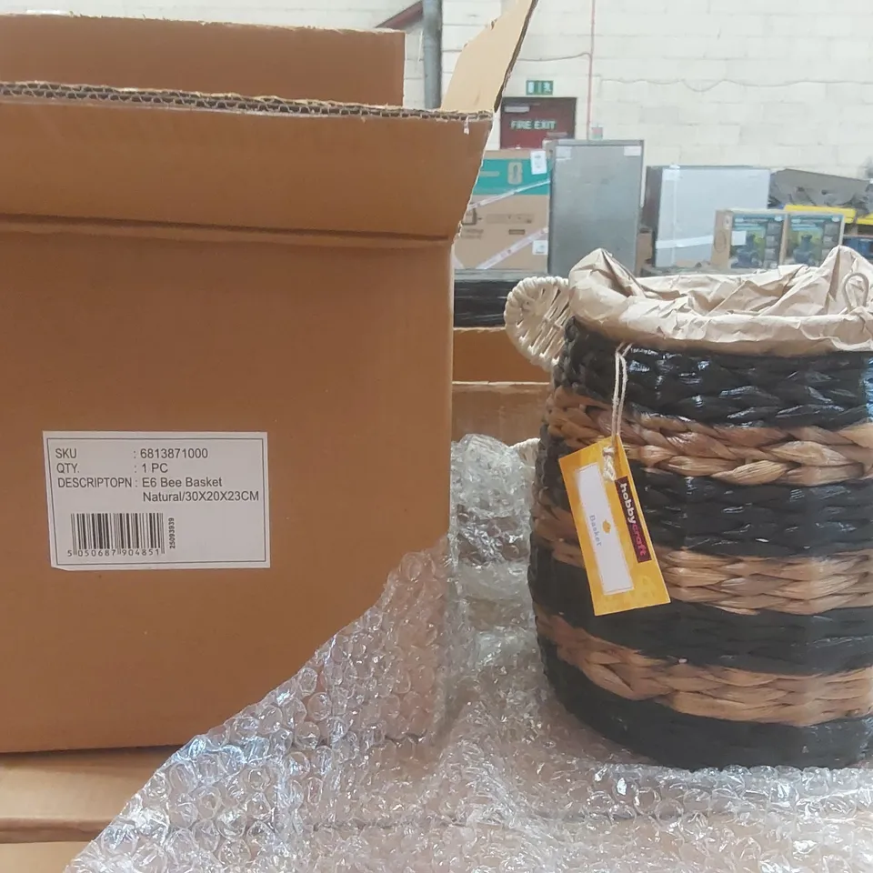 PALLET CONTAINING A VERY LARGE QUANTITY OF BEE BASKETS ECT