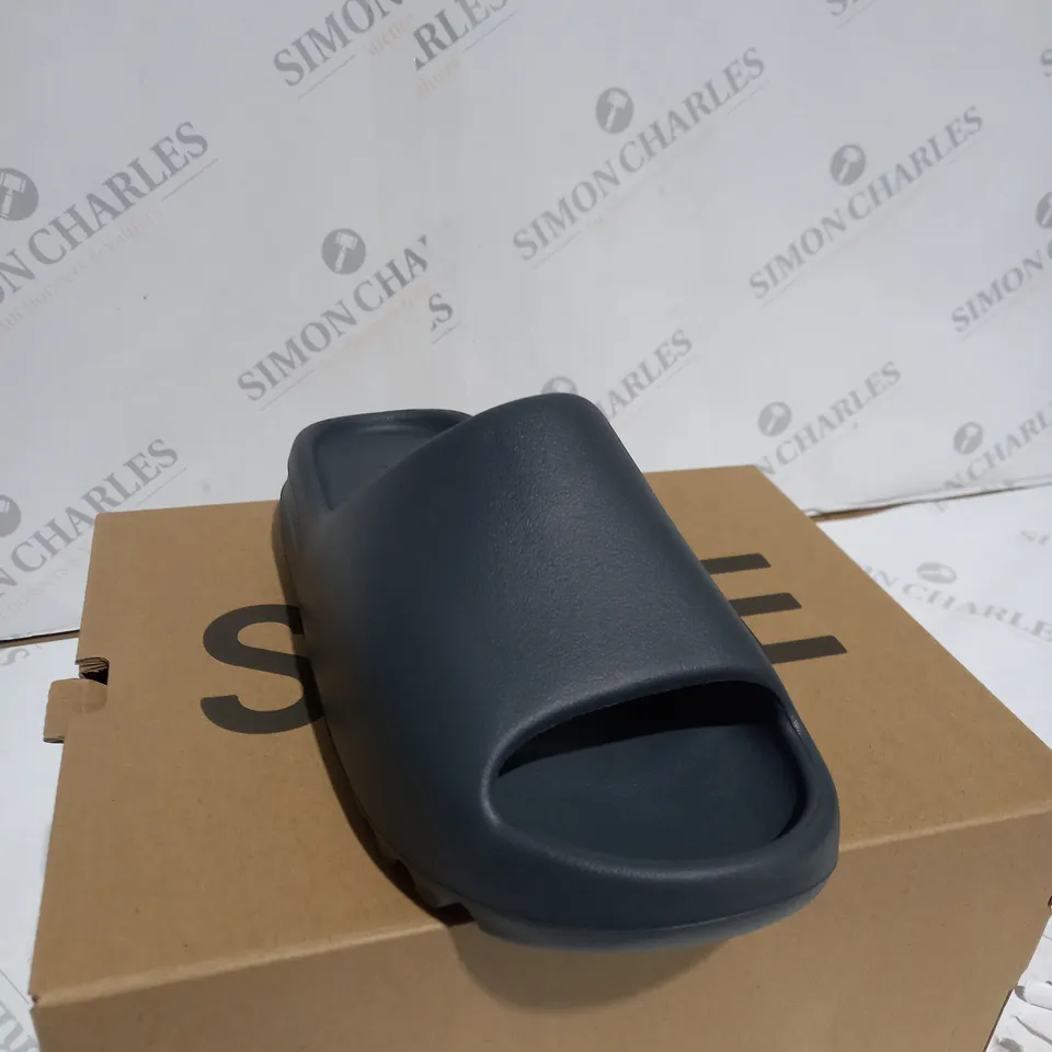 BOXED YEEZY SLIDE SLATE GREY SIZE UK - 8