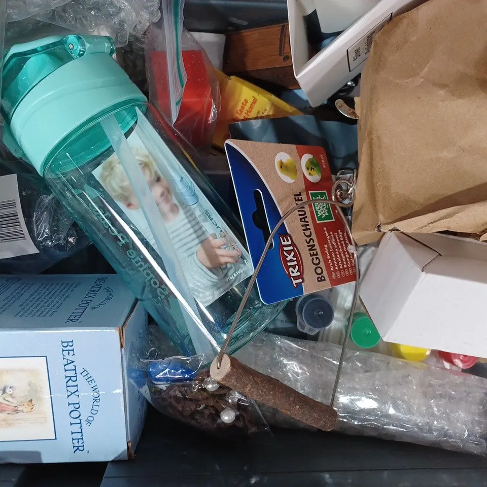 APPROXIMATELY 10 ASSORTED HOUSEHOLD ITEMS TO INCLUDE AIR JORDAN KEYRING, LAY-Z-SPA VINYL REPAIR KIT, ETC