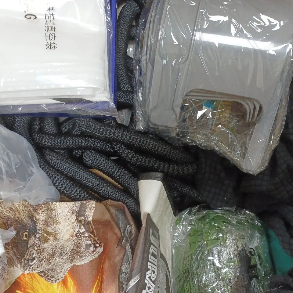 BOX OF APPROXIMATELY 15 ASSORTED HOUSEHOLD ITEMS TO INCLUDE HANGING VACUUM BAG, TABLE CLOTH, ETC - COLLECTION ONLY