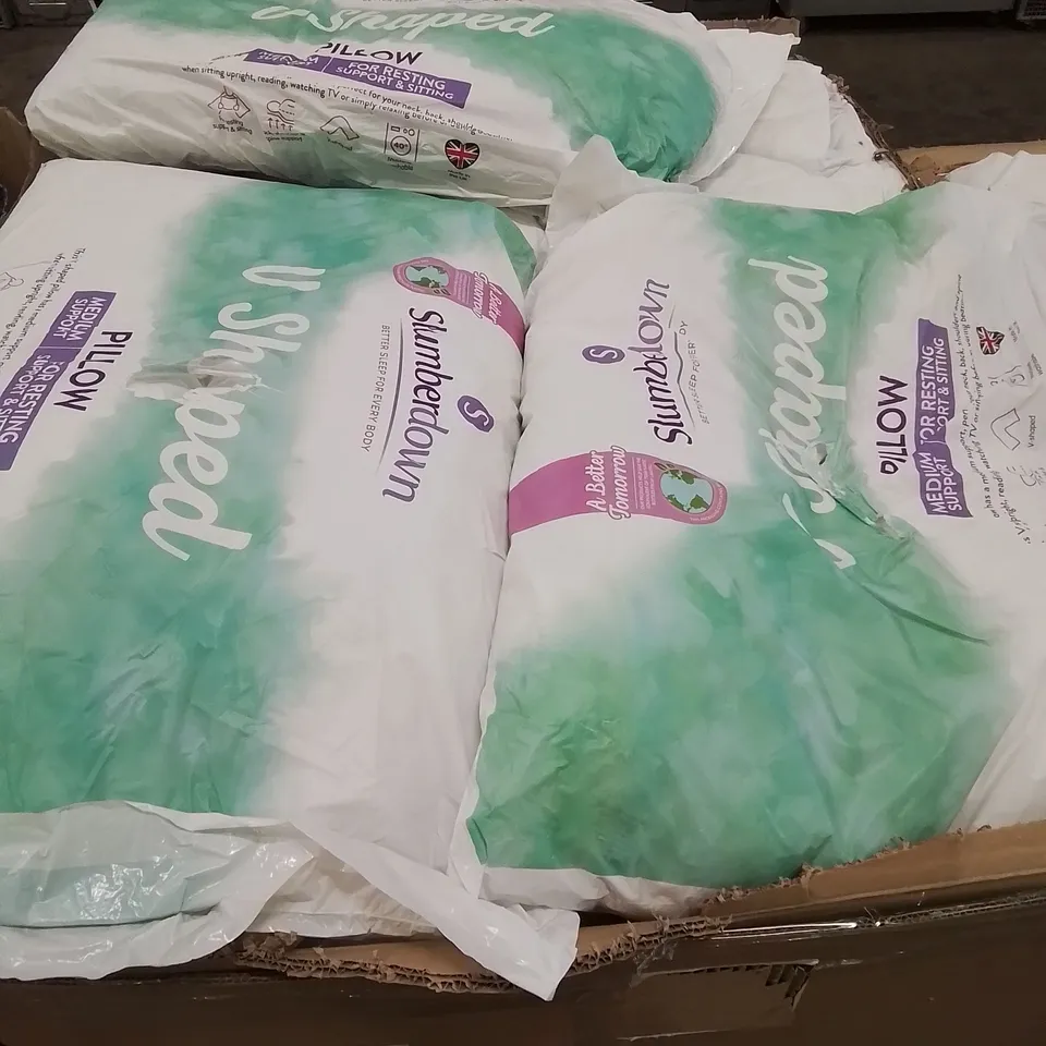 PALLET CONTAINING VARIOUS PILLOWS, BODY PILLOWS AND BEDDING ETC.