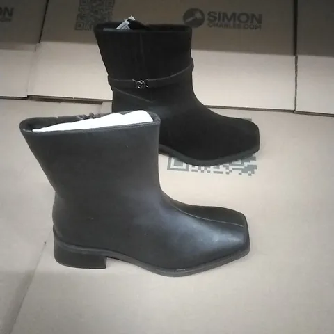 PALLET TO CONTAIN APPROXIMATELY 70 BRAND NEW DESIGNER SHOES ITEMS TO INCLUDE; JD WILLIAMS BOOTS VARIOUS STYLES ETC