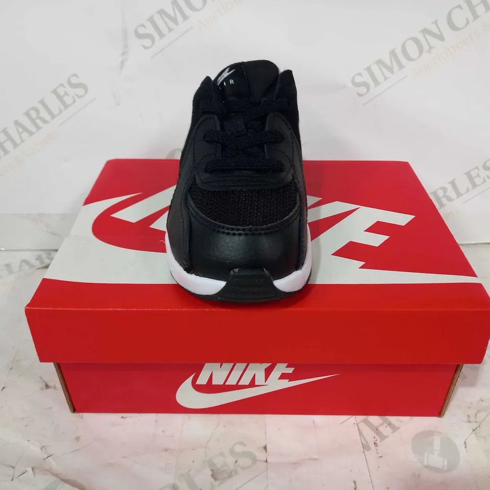 BOXED PAIR OF NIKE AIR MAX EXCEE CHILDREN'S TRAINERS IN BLACK/WHITE UK SIZE 7.5