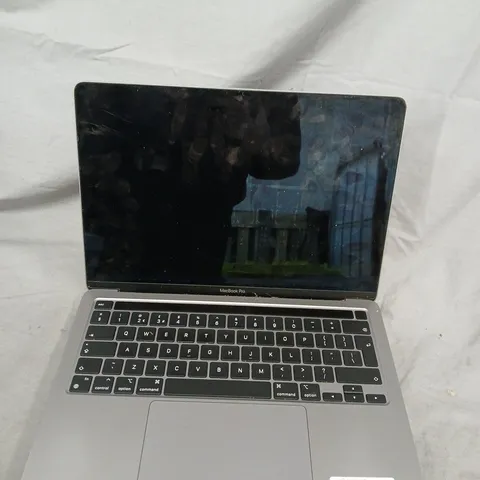 APPLE MACBOOK PRO LAPTOP – SILVER