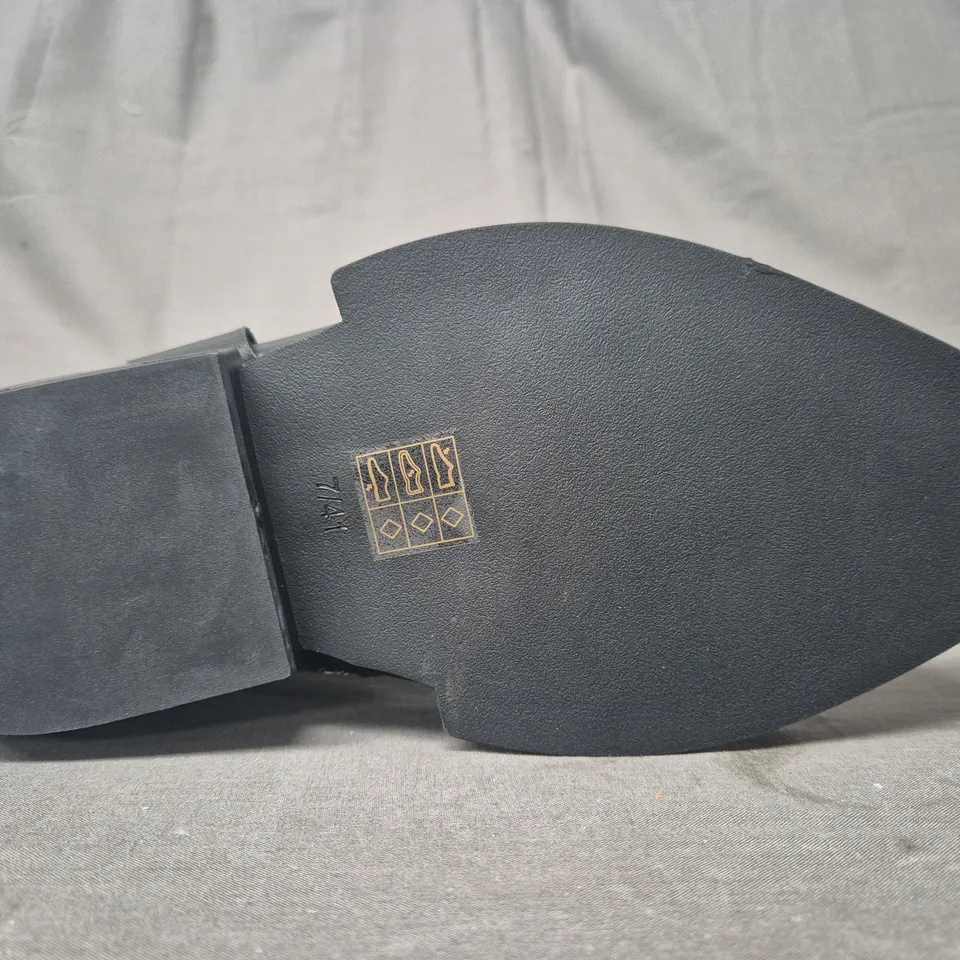 BOXED PAIR OF KOI SOULRENDER MEN'S HARDWARE COWBOY BOOTS IN BLACK/ANTIQUE BRONZE UK SIZE 7
