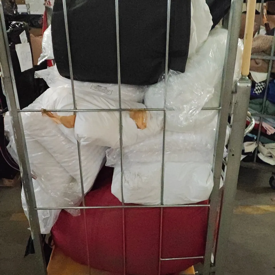 LOT OF APPROXIMATELY 10 ASSORTED HOME FABRIC ITEMS TO INCLUDE BEAN BAG, PILLOWS AND DUVET