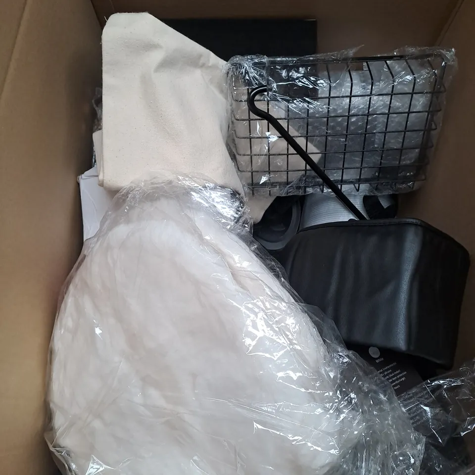 BOX OF APPROXIMATELY 12 ASSORTED HOUSEHOLD ITEMS TO INCLUDE - DOORSTOP - DOORMAT - DOUBLE BED SET - ETC - COLLECTION ONLY
