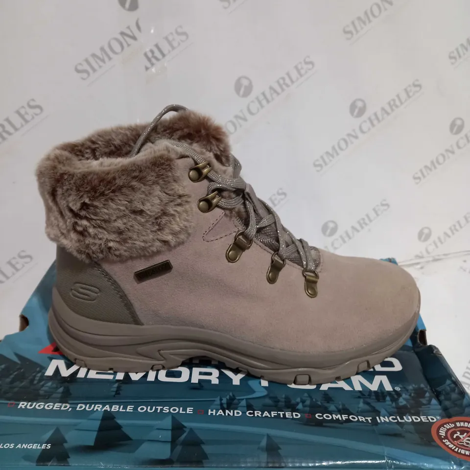 BOXED PAIR OF SKECHERS TREGO LACE UP FAUX FUR CUFF WATERPROOF BOOT TAUPE - SIZE 6