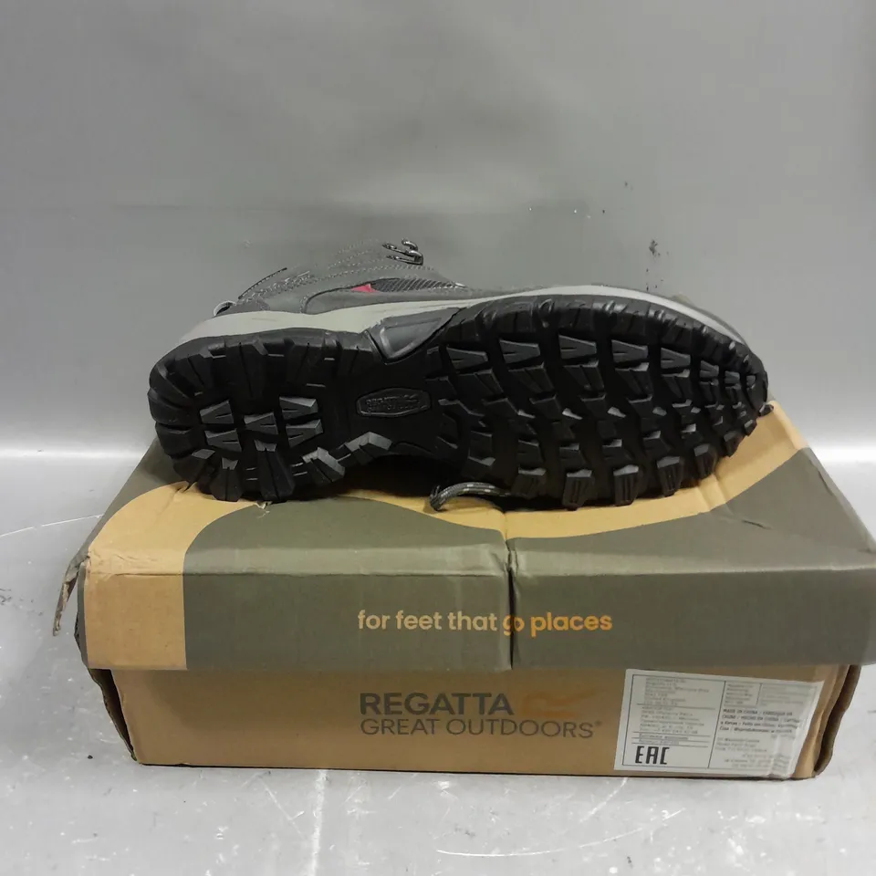 BOXED PAIR OF REGATTA WOMENS CLYDEBANK WATERPROOF WALKING SHOES - 6