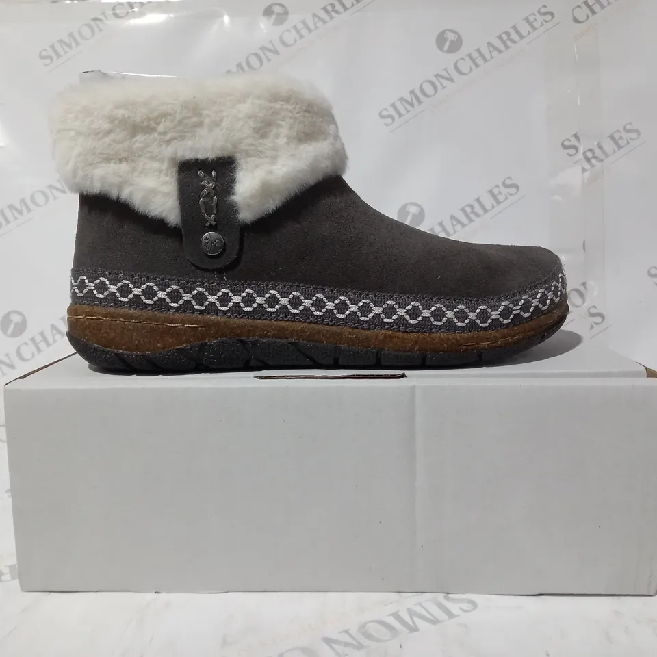 BOXED PAIR OF EARTH ORIGINS EMMALYN BOOTIES IN GREY UK SIZE 6