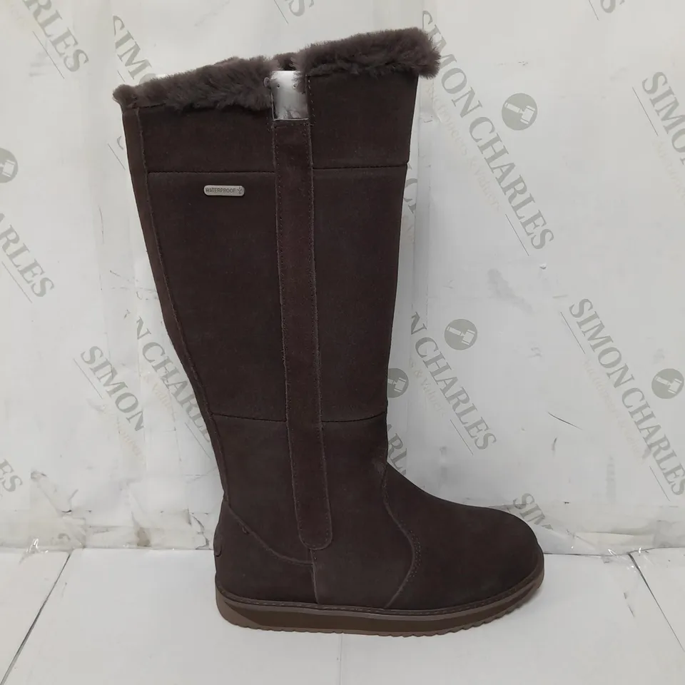PAIR OF EMU ALL WEATHER WATERPROOF COLL SUEDE SHEEPSKIN MOONTA HIGH BOOTS SIZE 3