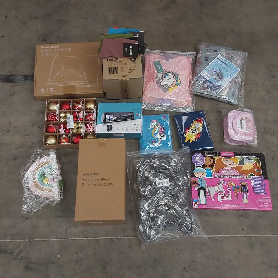 PALLET CONTAINING ASSORTED HOUSEHOLD PRODUCTS. INCLUDES CHRISTMAS DECORATIONS, CLOTHES, TOYS ETC 