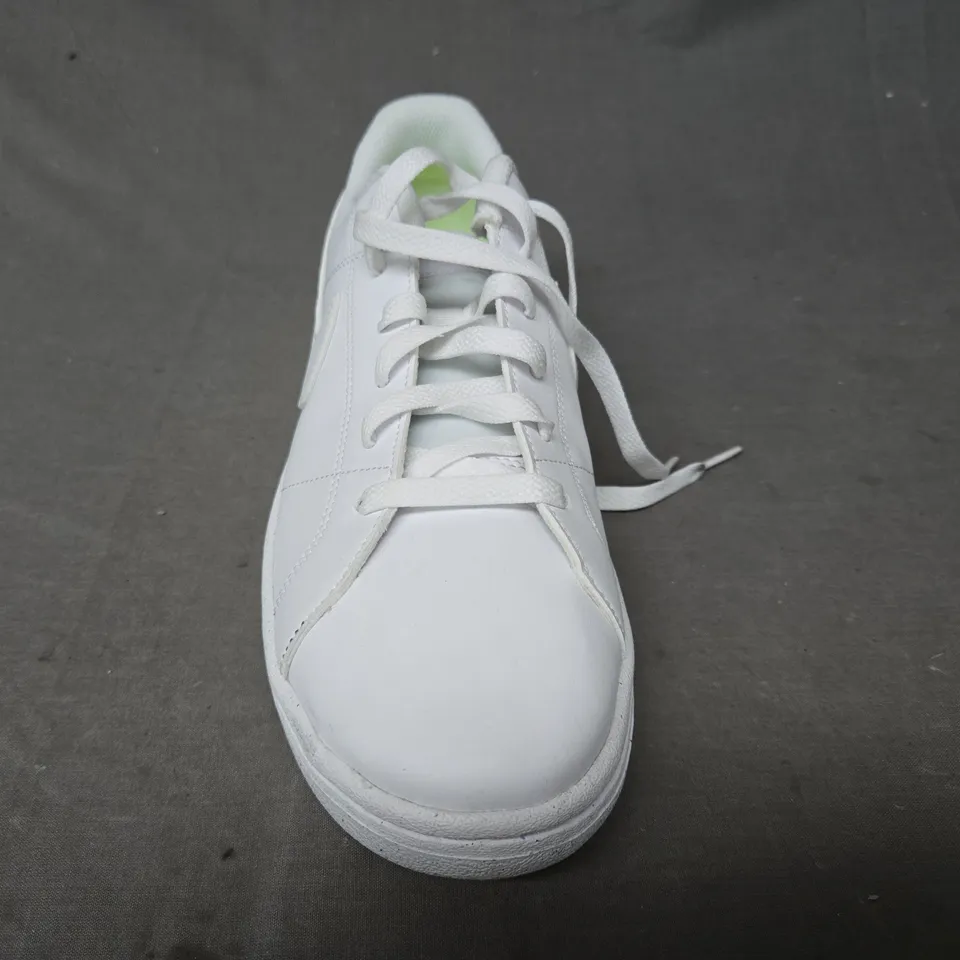 BOXED PAIR OF NIKE SHOES IN WHITE UK SIZE 8