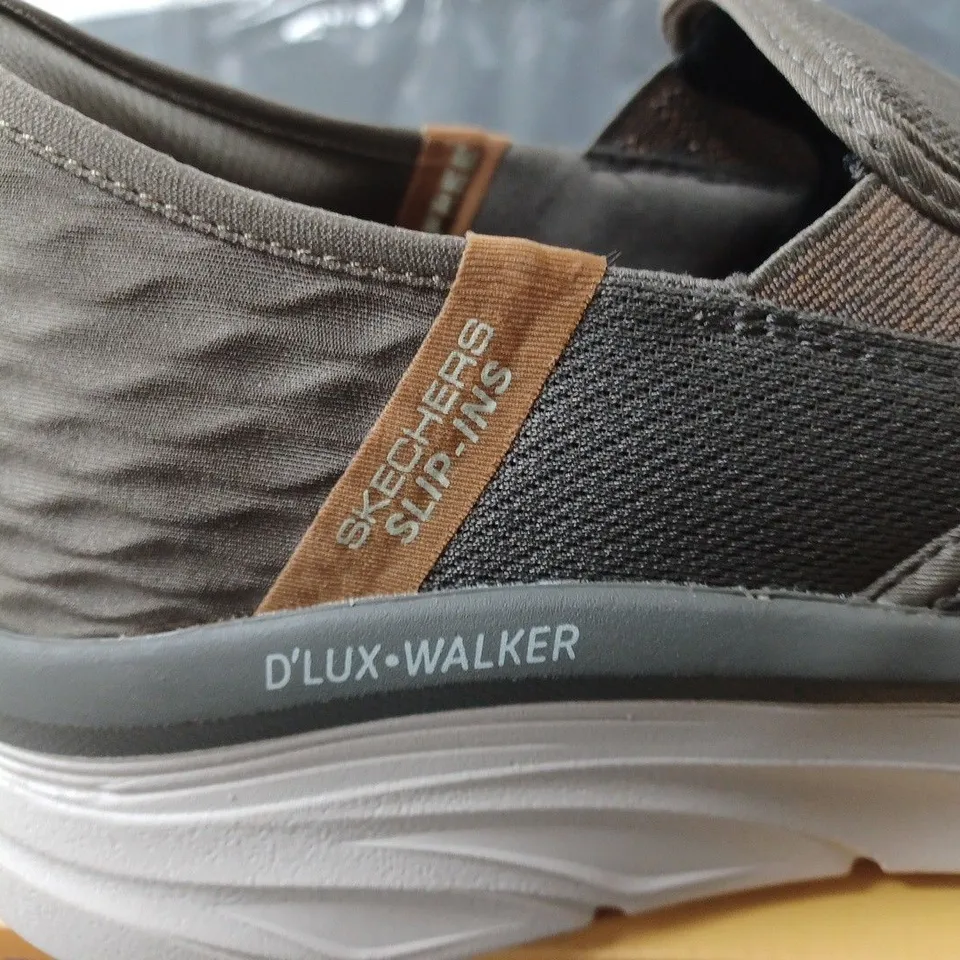 BOXED PAIR OF SKECHERS D'LUX WALKER SLIP-INS - LIGHT BROWN - SIZE 10 UK