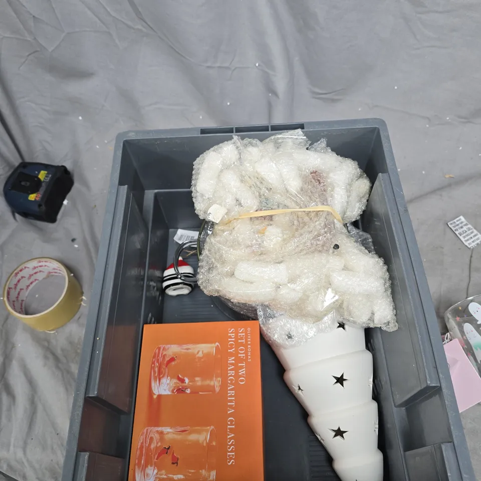 TOTE OF APPROXIMATELY 7 ASSORTED GLASS/CERAMIC ITEMS TO INCLUDE: MUG AND BOWL