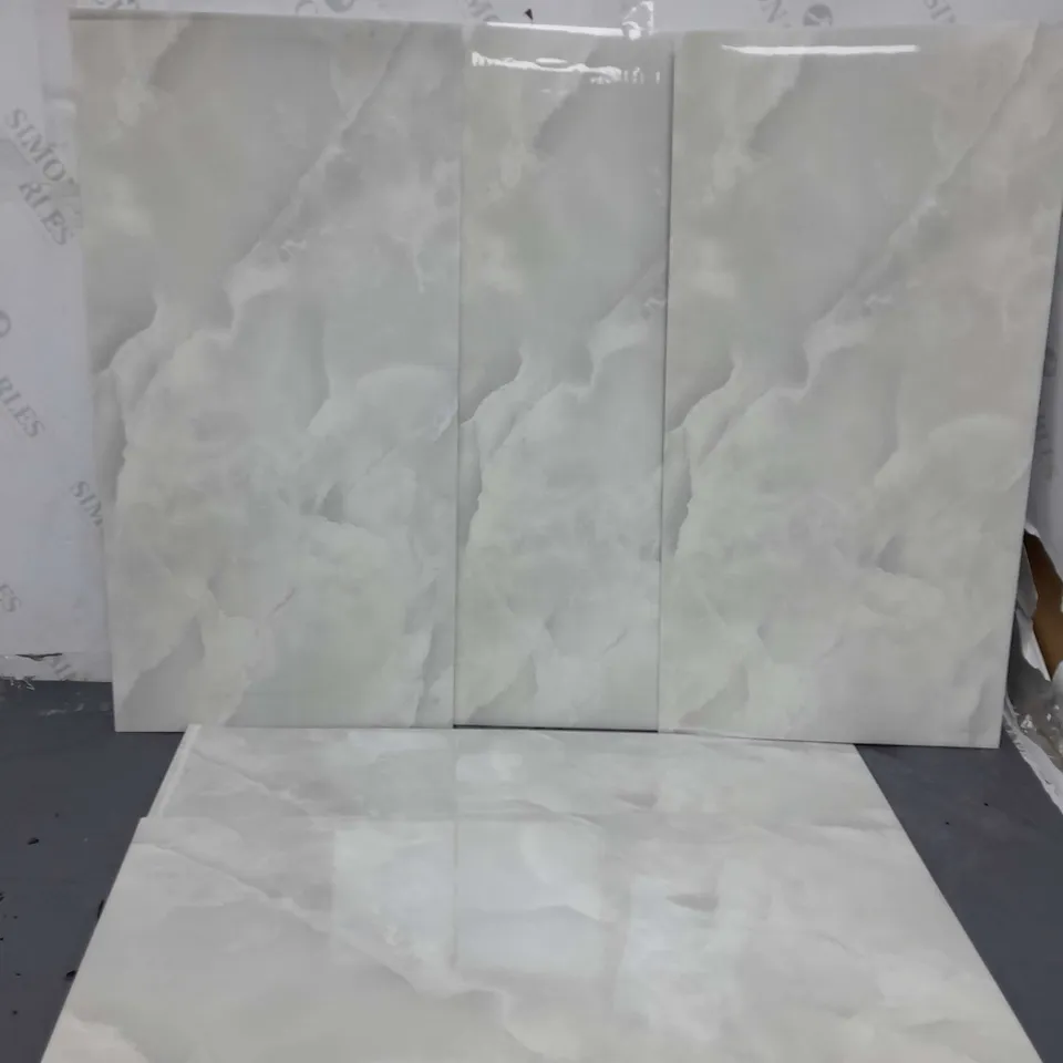 APPROXIMATELY 10 FAUX MARBLE WALL DECOR PIECES