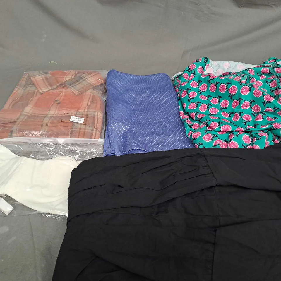 APPROXIMATELY 30 ASSORTED CLOTHING ITEMS IN VARIOUS SIZES TO INCLUDE -  SKIRT , SHIRT , SHORTS ETC