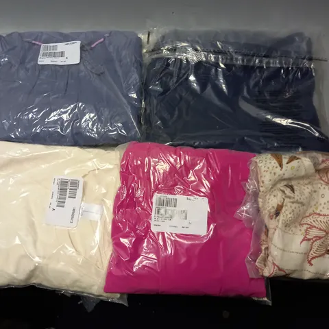 BOX OF APPROXIMATELY 10 ASSORTED CLOTHING ITEMS - TOP , TUNIC , T-SHIRT ETC