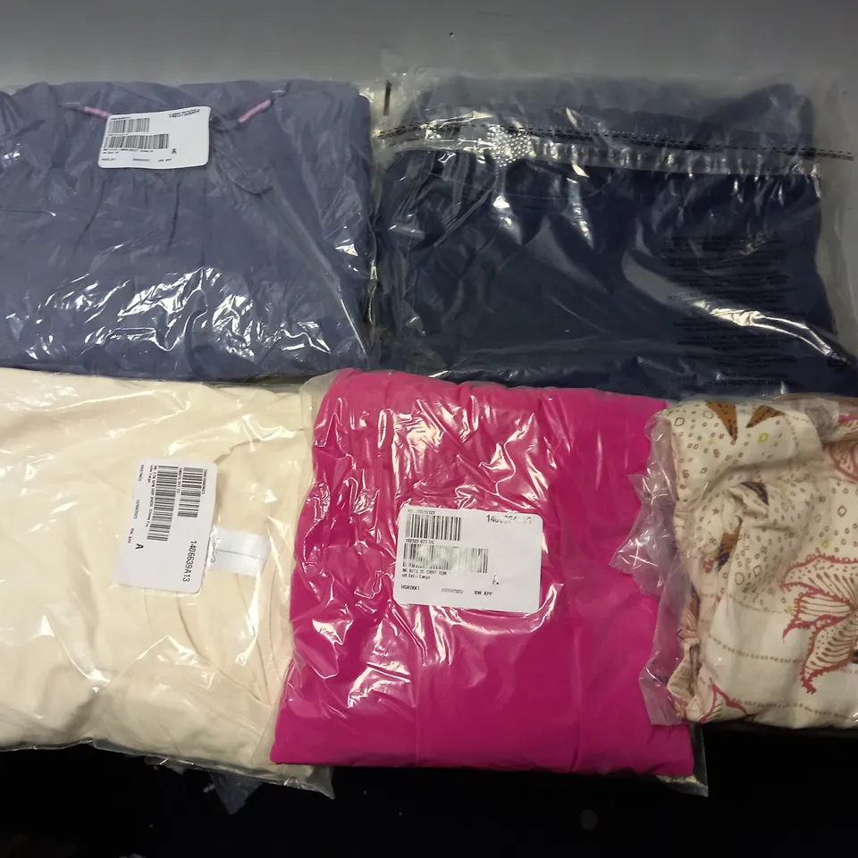 BOX OF APPROXIMATELY 10 ASSORTED CLOTHING ITEMS - TOP , TUNIC , T-SHIRT ETC