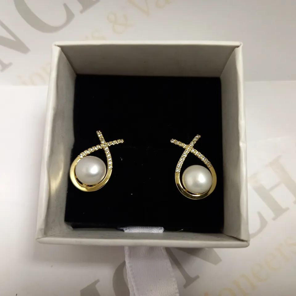 BOXED GOLD EFFECT DANGLE EARRINGS WITH PEARL EFFECT STONE