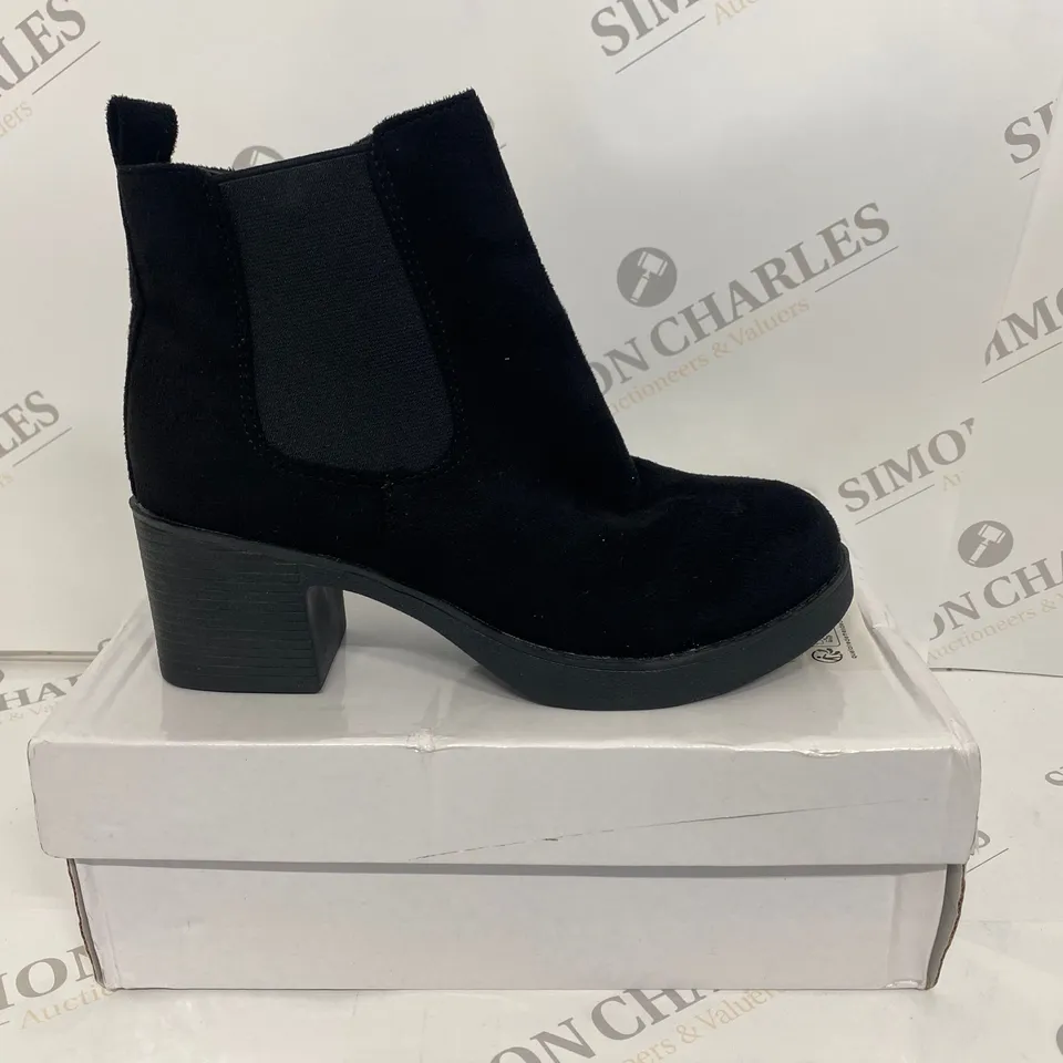 BOXED PAIR OF BLACK ZIP-UP BOOTS SIZE 38