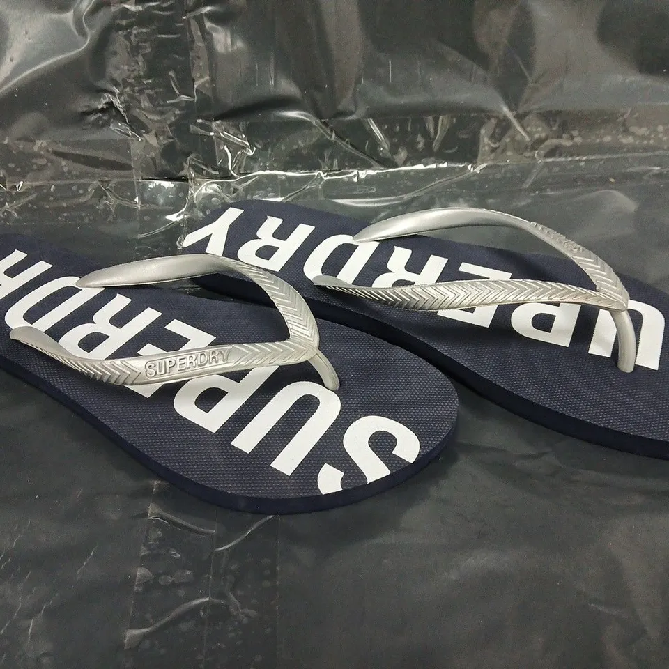 PAIR OF SUPERDRY TOE-POST FLIP FLOPS IN NAVY SIZE UK 7/8