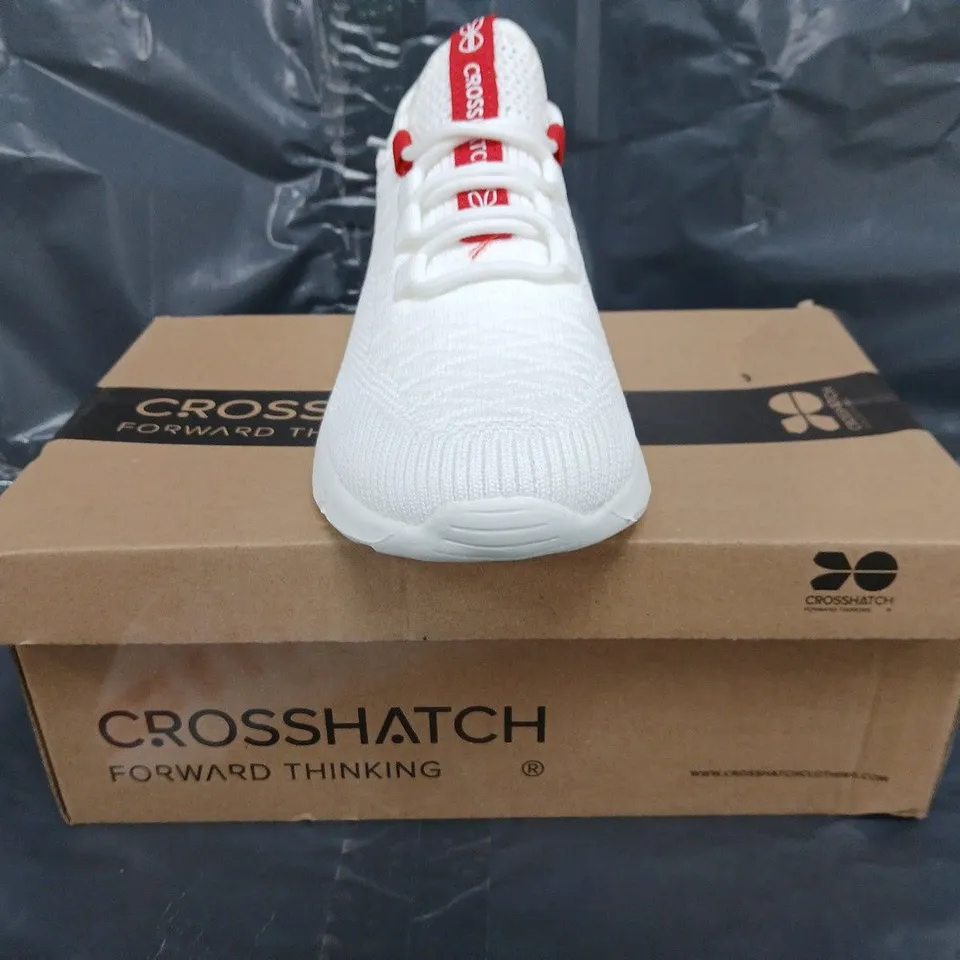 BOXED PAIR OF CROSSHATCH KIDS SHOES IN WHITE/RED SIZE UK 3
