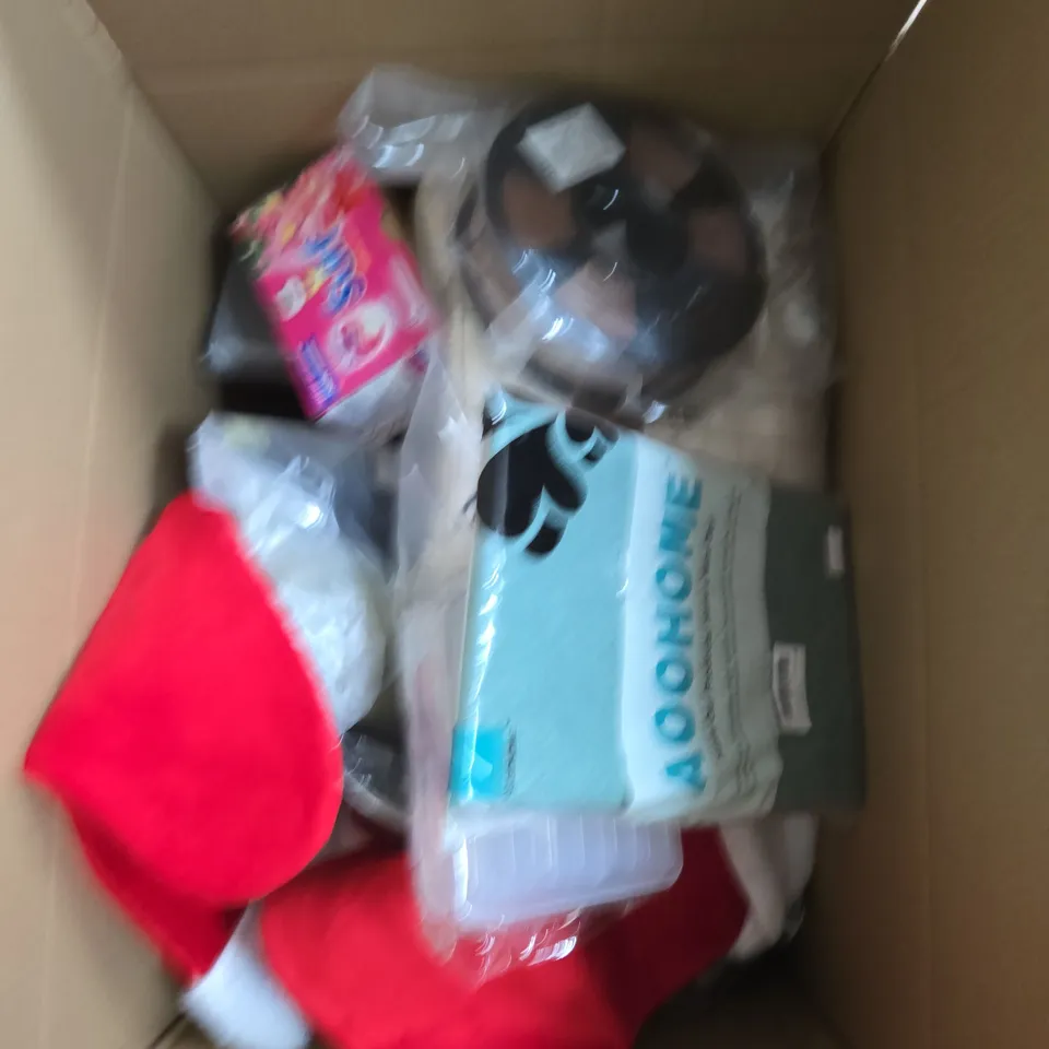 BOX OF APPROXIMATELY 15 ASSORTED HOUSEHOLD ITEMS TO INCLUDE XMAS STOCKINGS, WASHING MACHINE TABLETS AND PANS 