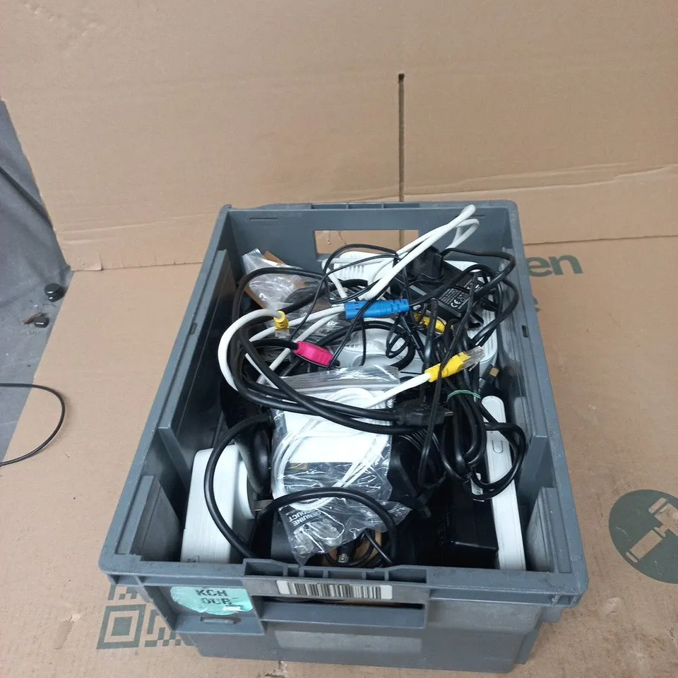 TOTE OF APPROXIMATELY 15 ASSORTED ITEMS TO INCLUDE: CASTLES SATURN 1000 PAYMENT TERMINAL