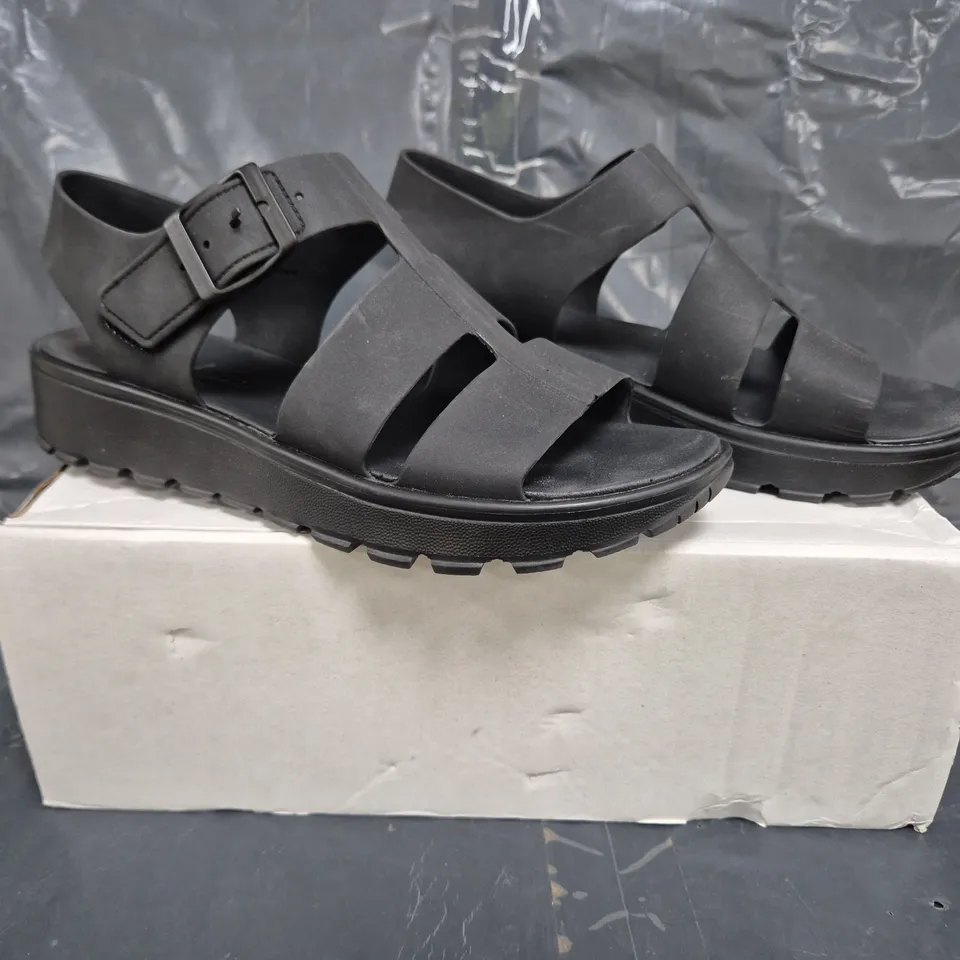 BOXED PAIR OF SKECHERS FOAMIES SANDALS IN BLACK SIZE 7