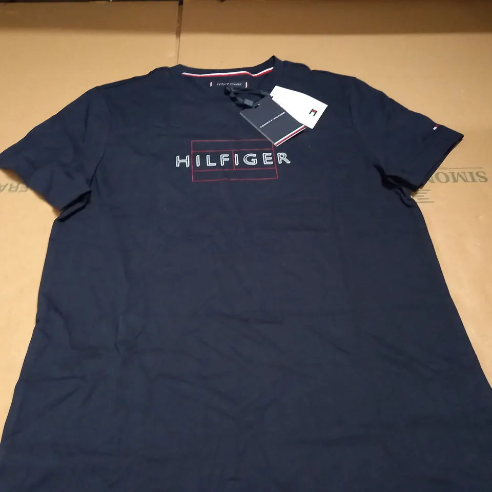 TOMMY HILFIGER LINEAR FLAG TEE - S
