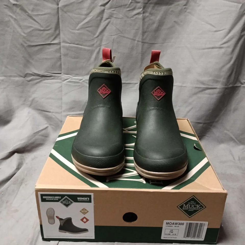 BOXED PAIR OF  MUCK BOOT COMPANY WOMEN'S MOAW300 ANKLE BOOTS – GREEN/BLACK SIZE UK 5 