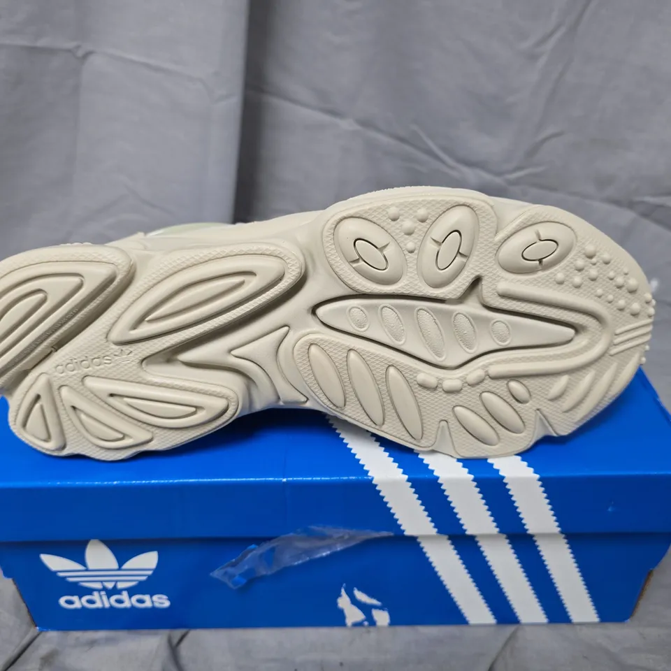 BOXED ADIDAS OZWEEGO TRAINERS – BEIGE/CREAM, UK 7 (US 7.5)