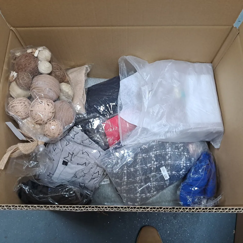 BOX OF APPROXIMATELY 15 HOUSEHOLD ITEMS TO INCLUDE SMUDGE INCENSE SET, SHOES AND HOME DECOR