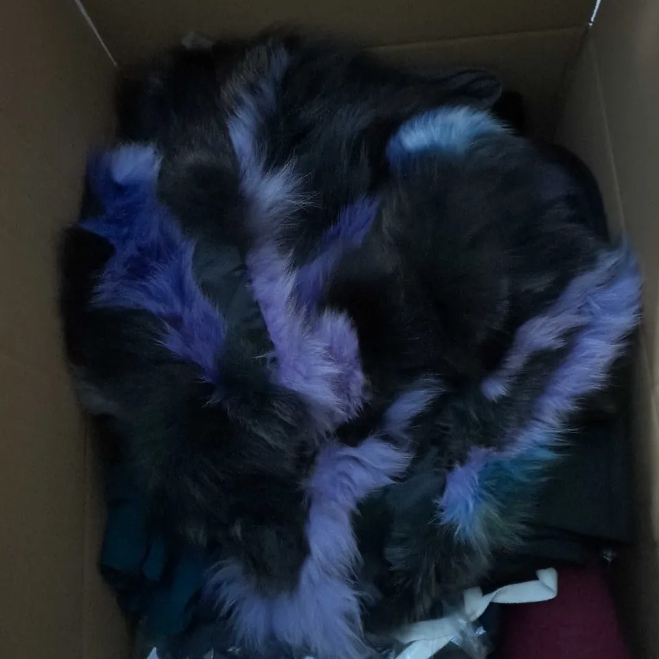 APPROXIMATLY 25 ITEMS INCLUDING TOPS COATS PANTS ECT